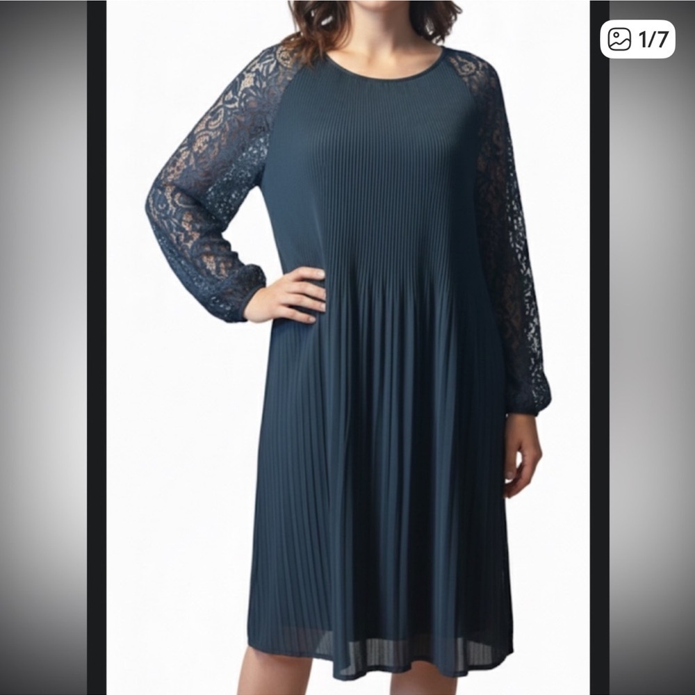 Kate & Mallory Lace Sleeve pleated
Black Dress size large